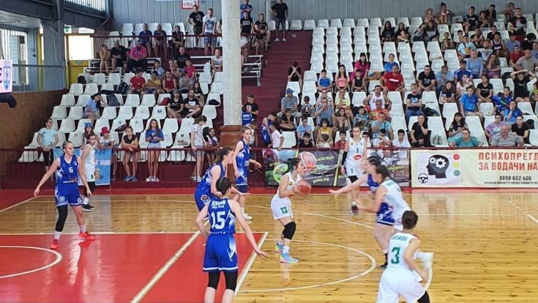 Русенските баскетболистки станаха шампиони на България до 14 години.  Състезателките  на „Дунав 2016“ спечелиха 7 от 7 срещи