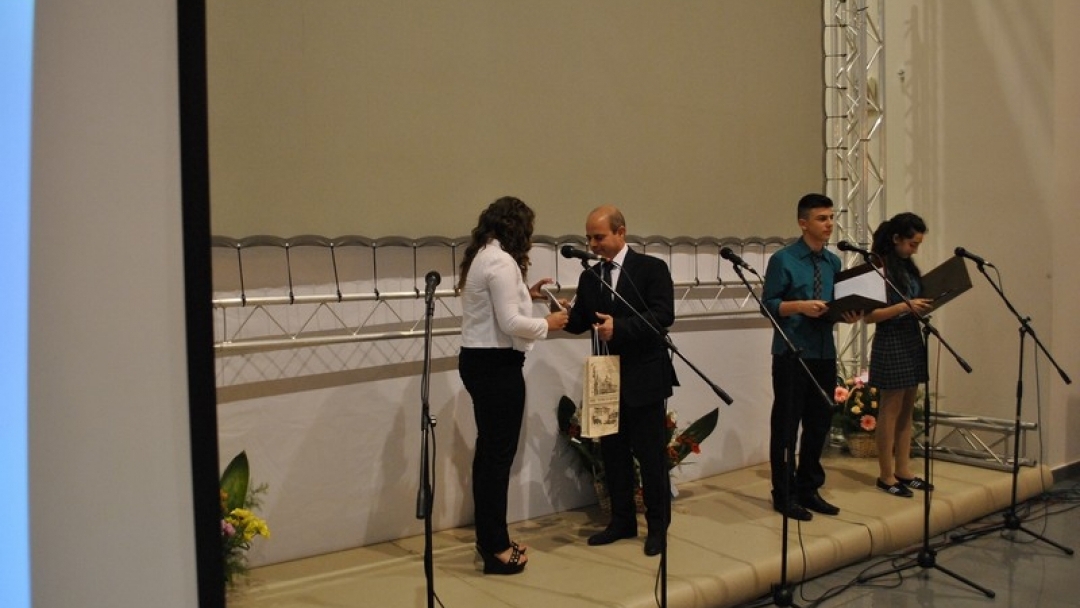 Кметът Пламен Стоилов връчи Ботевска награда за цялостна дейност и успехи на ученичка от СОУ „Христо Ботев“