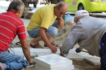 Новият екип за ремонт на тротоари действа активно в Русе
