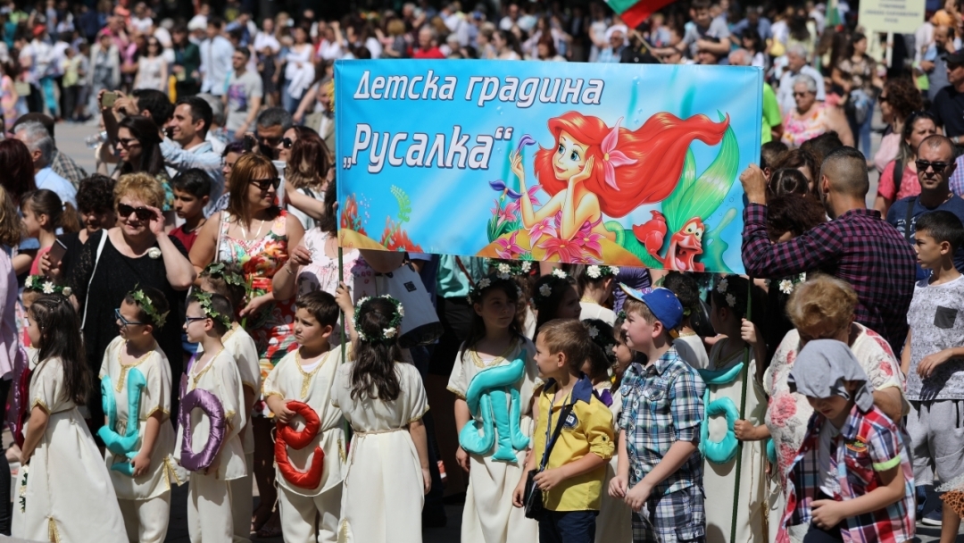 Русенци отбелязаха 24 май с шествие и празнична програма