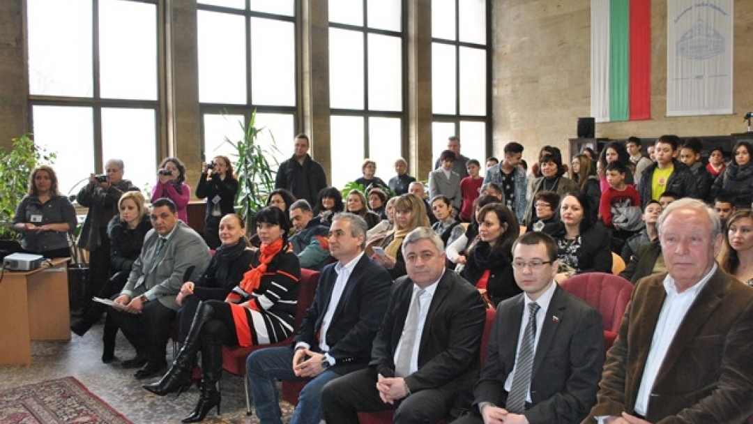 Регионалната библиотека и Държавният архив откриха изложба „150 години община Русе“