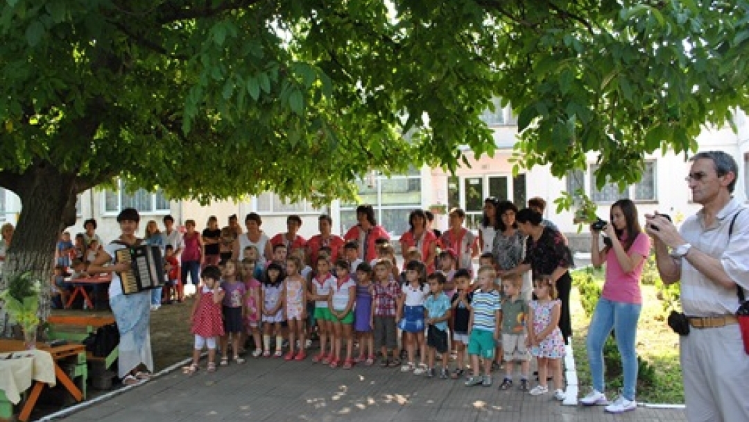 Министър Танева и кметът Стоилов откриха детска и спортна площадка в град Мартен