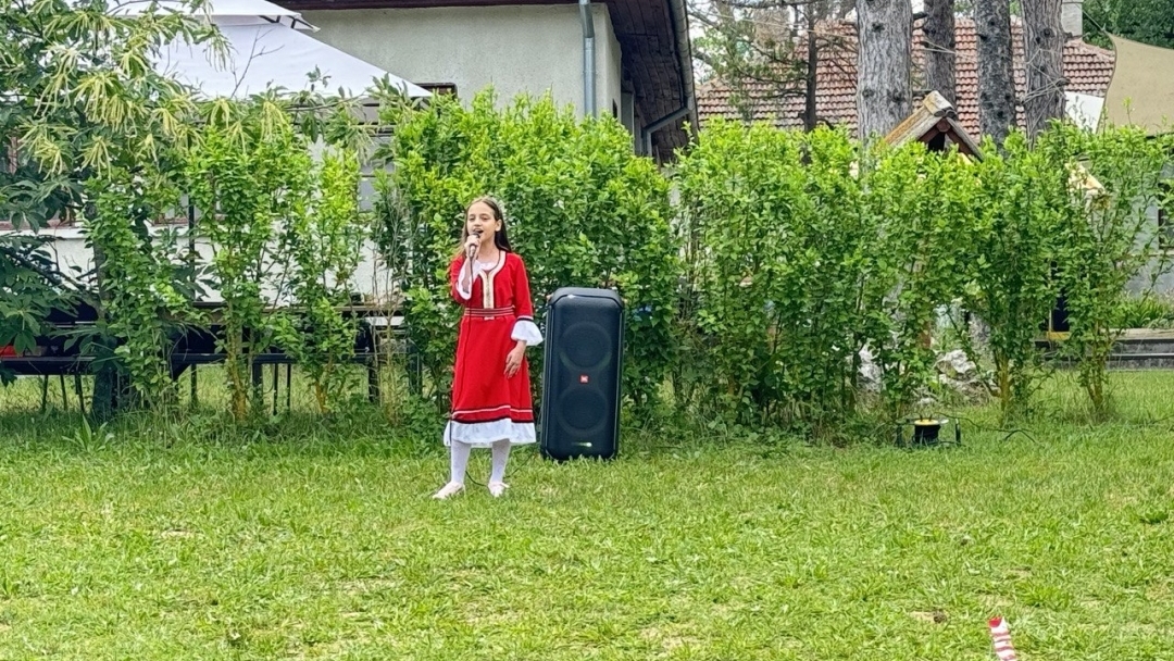 Спортни и занимателни игри събраха десетки участници в детския празник „Приключение в гората“