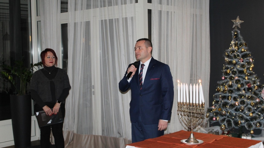 Mayor Pencho Milkov honored the Hanukkah holiday of the Jewish community