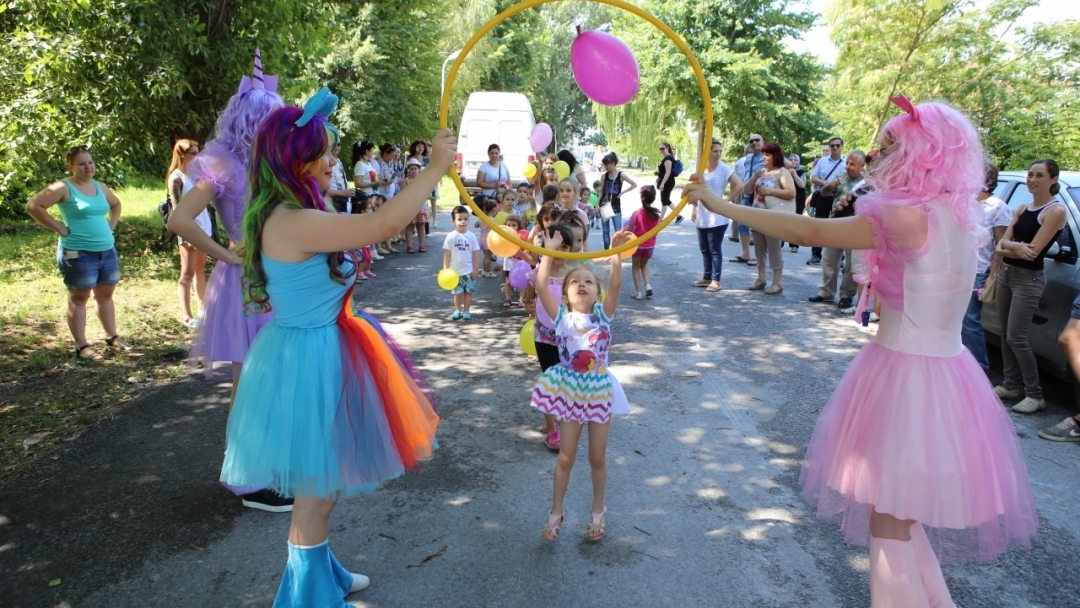 Цветни понита играха с децата по време на фестивала за пясъчни скулптури
