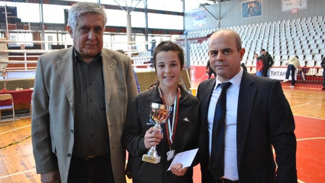 Кметът Пламен Стоилов награди най-добрите боксьорки с Купа „България“