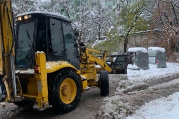 Продължава работата по почистването на снега в Русе, обработват се улици от второстепенната пътна мрежа