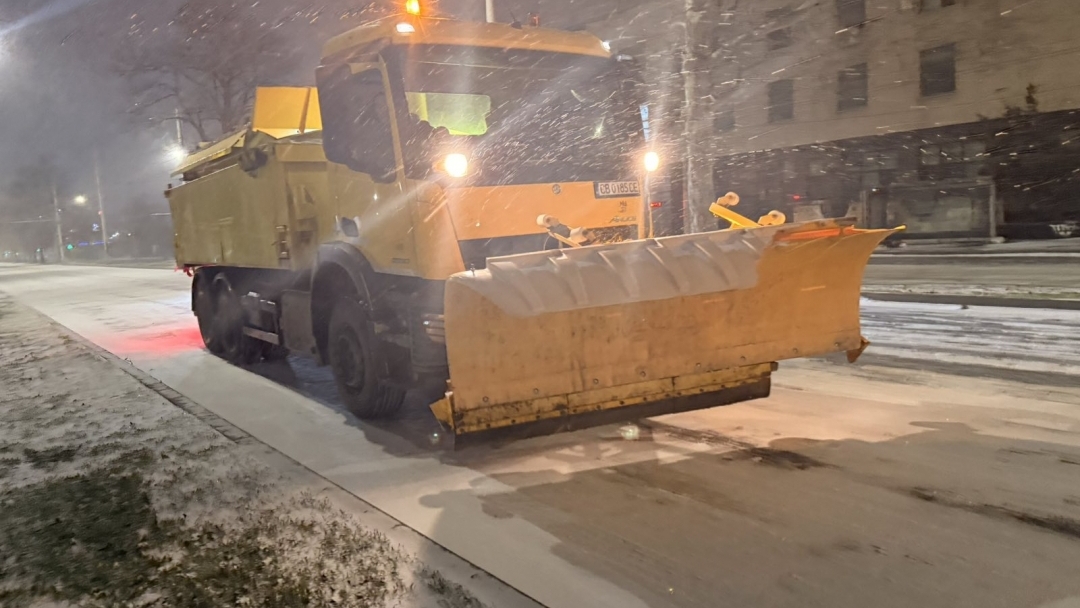Снегопочистващи машини започнаха обработката по улиците и пътищата на  община Русе