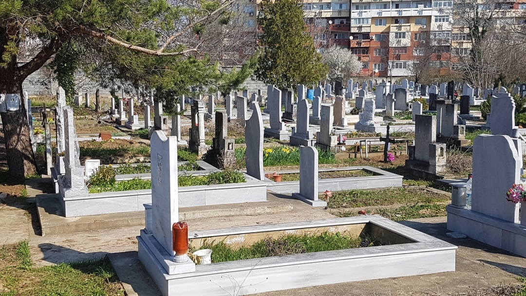 Повече служители и нова техника ще поддържат гробищните паркове в Русе