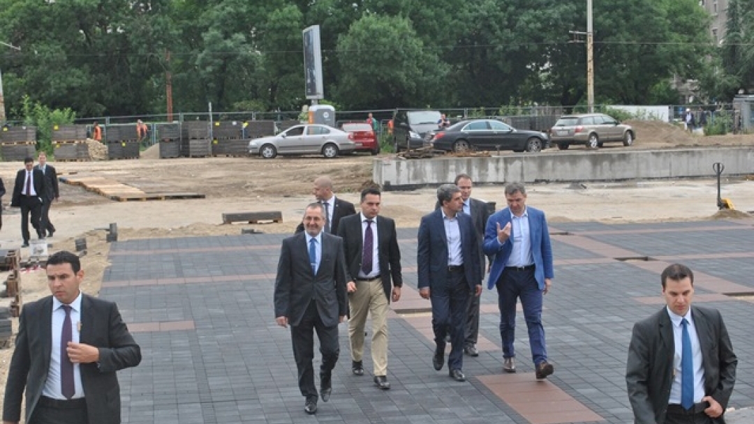 Президентът Росен Плевнелиев даде съвети на строителите за довършителните дейности по спортната зала