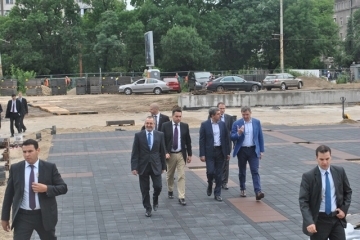 Президентът Росен Плевнелиев даде съвети на строителите за довършителните дейности по спортната зала