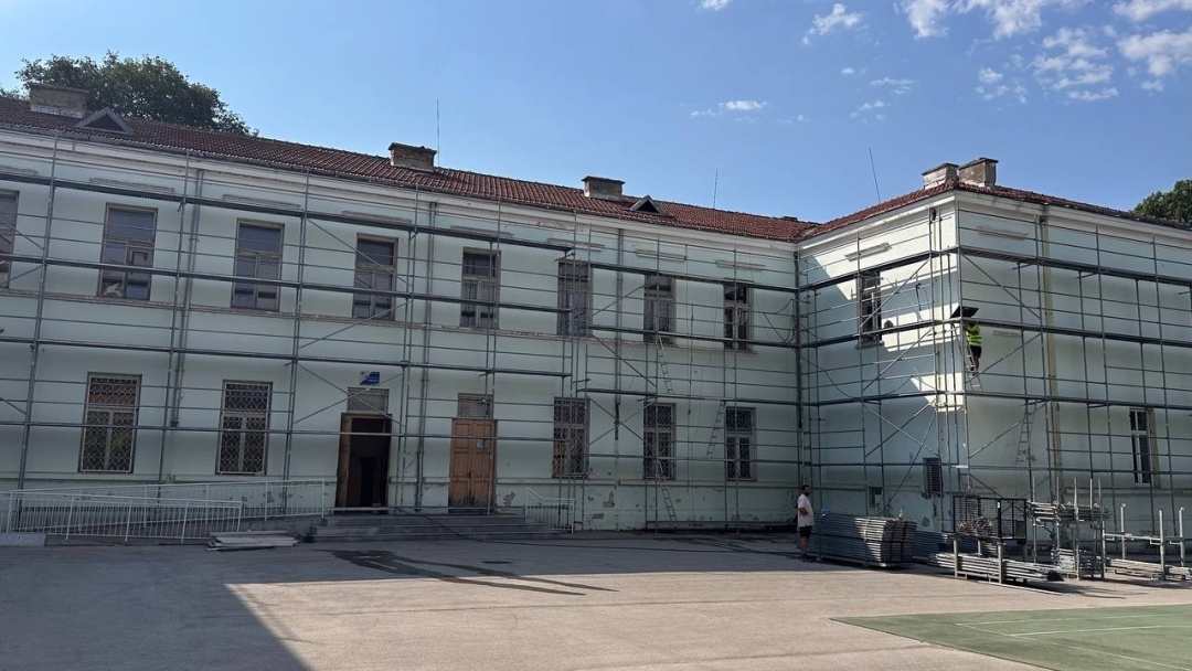 Ремонтът на ОУ „Отец Паисий“ се извършва по предвидения график