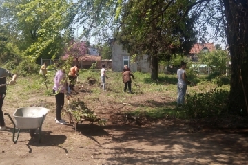 Русенци се обединиха и почистиха занемарена детска площадка