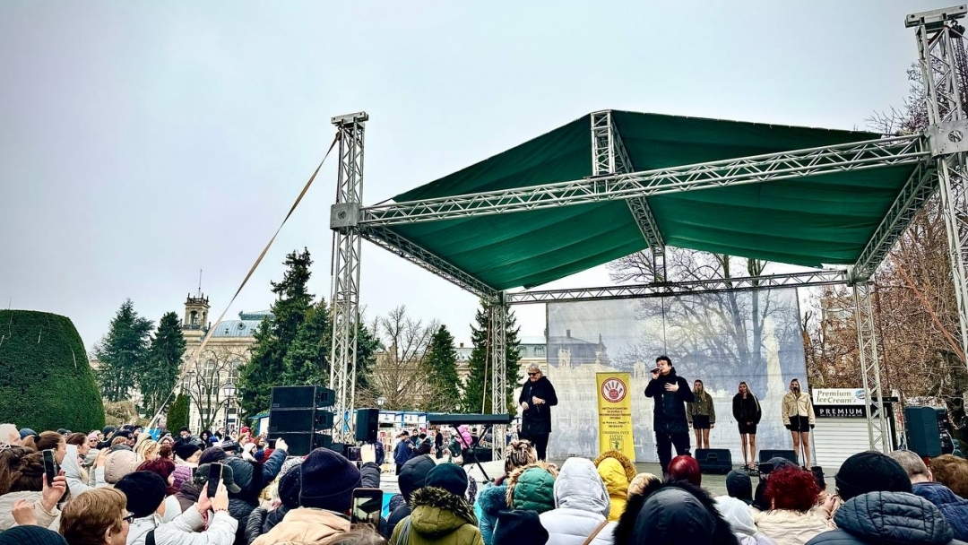 Стотици русенци пяха заедно с Братя Аргирови по време на концерта „Не на насилието, да на доброто!“ 