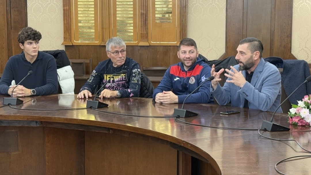 Пенчо Милков награди млади спортисти за високите им постижения в международни състезания