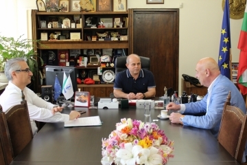 Инициативи на "ЕКОПАК България" обсъдиха кметът Пламен Стоилов, заместник-кметът инж. Димитър Наков и изпълнителният директор Тодор Бургуджиев