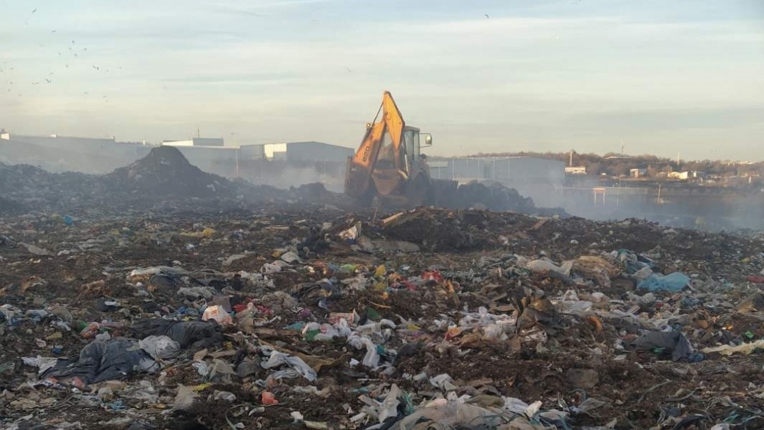 Овладян е малък пожар на депото за отпадъци, продължават действията по пълното му потушаване