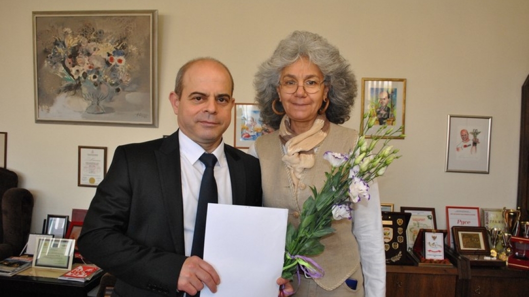 Златна рибка и шерифска значка за рождения ден на кмета Пламен Стоилов 