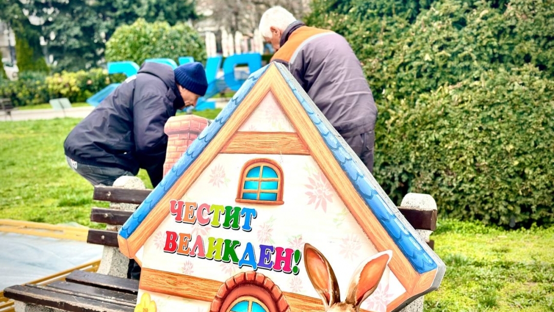 Русе посреща Великден с обогатена празнична украса на площад „Свобода“