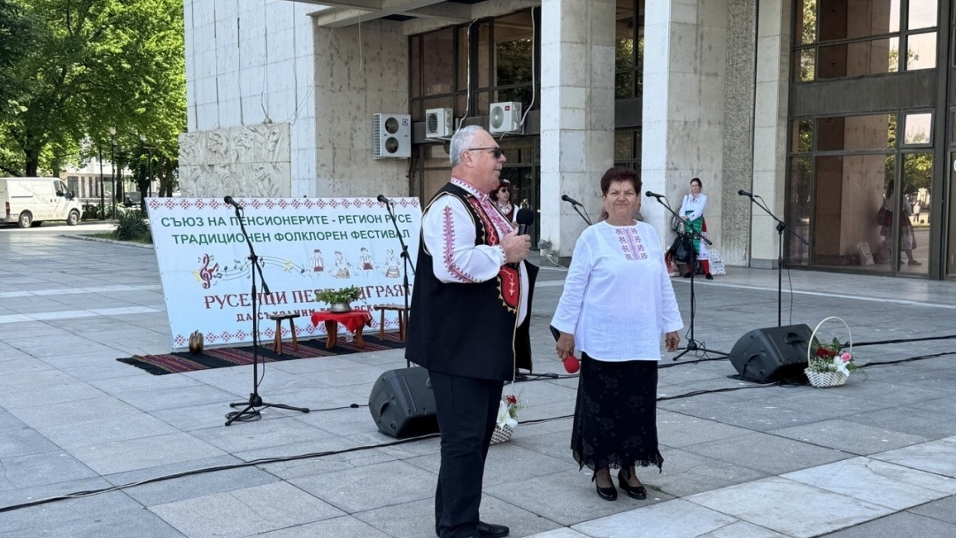 Фолклорният фестивал „Русе пее и танцува – Шарено хоро“ събра десетки изпълнители в центъра на Русе