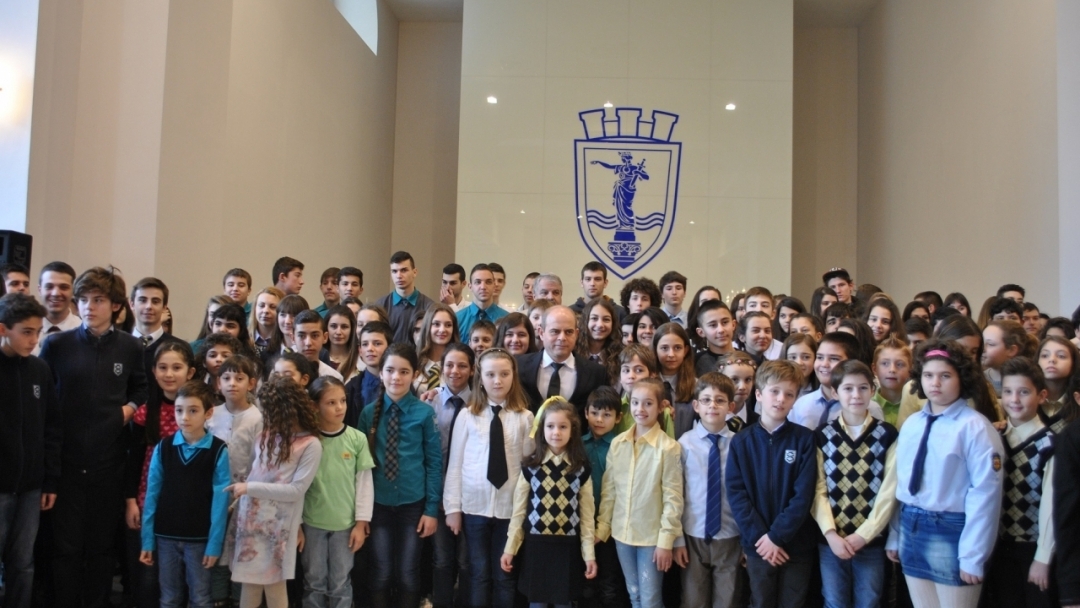 Кметът Пламен Стоилов връчи грамоти на деца с изявени дарби от Русе за 2015 г.