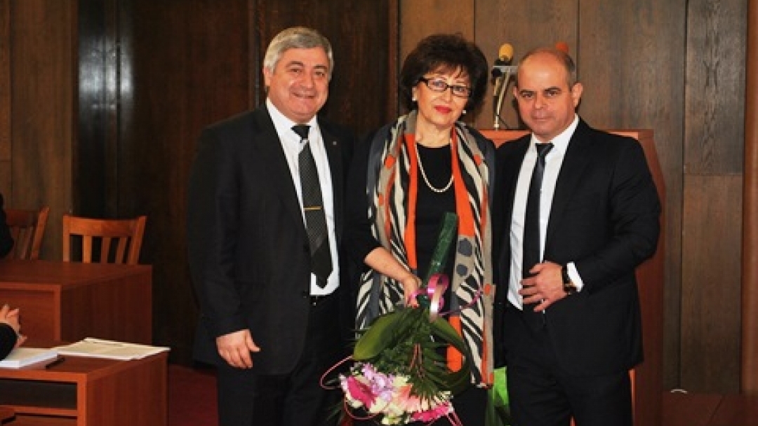 Стоилов и Белоев поздравиха д-р Константинова на празника на родилната помощ