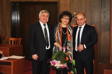 Стоилов и Белоев поздравиха д-р Константинова на празника на родилната помощ