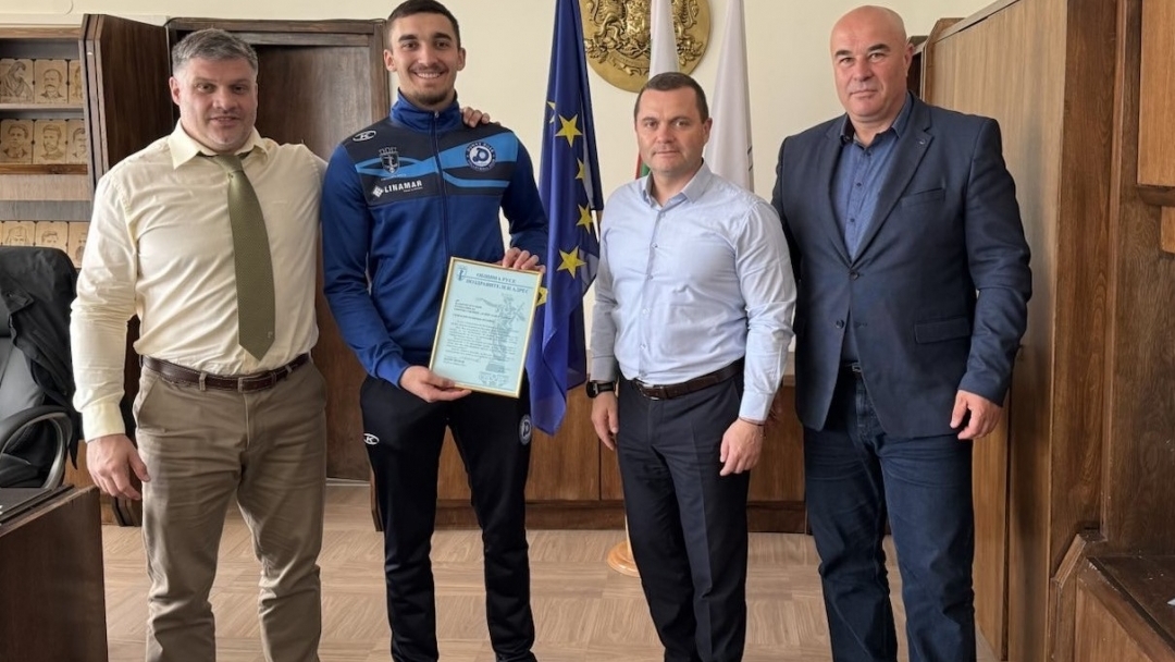 Волейболистът Валентин Мутафов бе отличен от кмета Пенчо Милков за „Спортист на месеца“ 