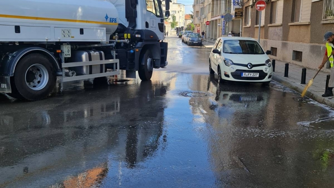 Започна миене на най-засегнатите от бурята улици и булеварди в Русе