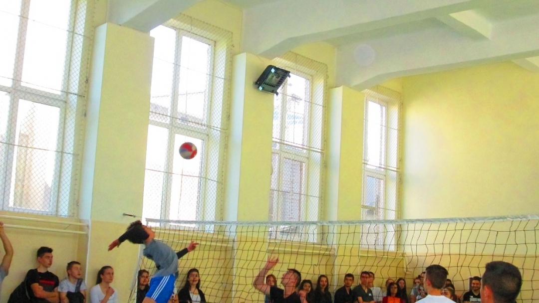 Ученици и родители в спортна надпревара  в  гимназия „Елиас Канети“