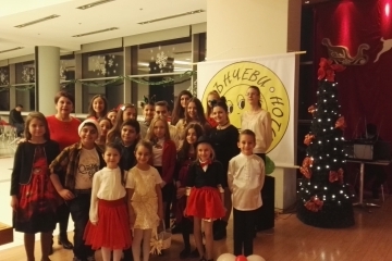 Вокално студио „Слънчеви ноти” – доброволен посланик на Българската Коледа с концерт и базар в МОЛ Рус