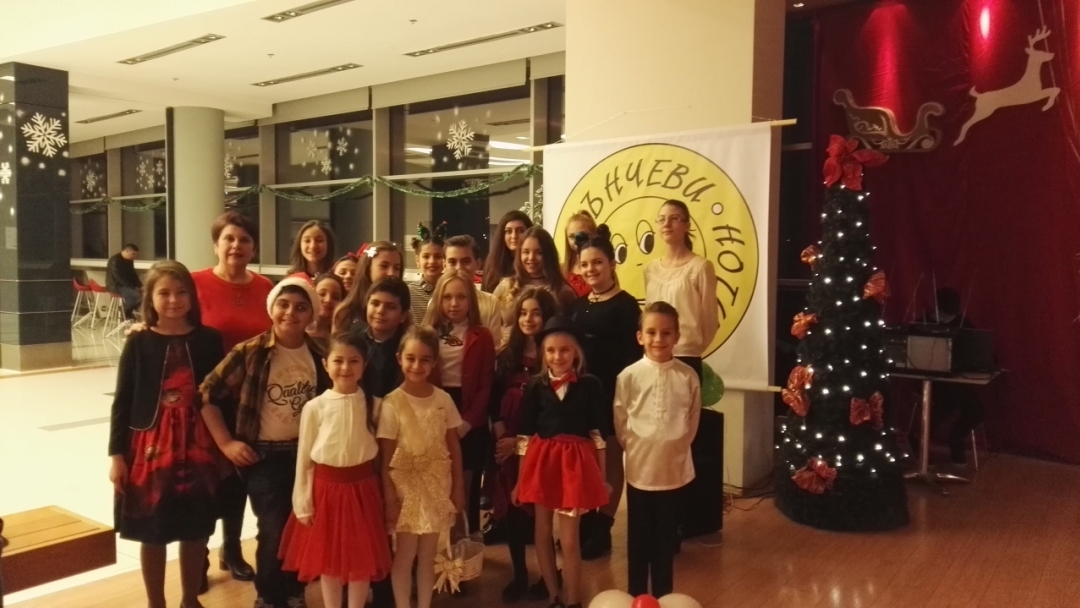 Вокално студио „Слънчеви ноти” – доброволен посланик на Българската Коледа с концерт и базар в МОЛ Рус