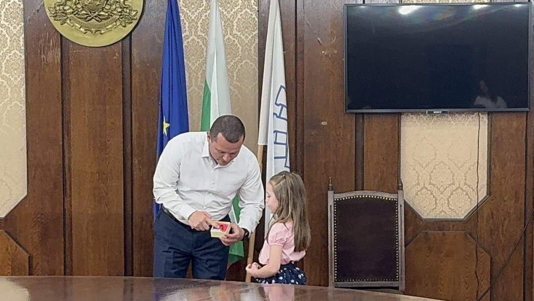 Children gave Mayor Pencho Milkov a film about the sculptor of the Freedom Monument Arnaldo Dzocchi