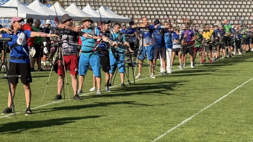 Стрелци от 13 до 70 години се състезават в турнира "Дунавски стрели"