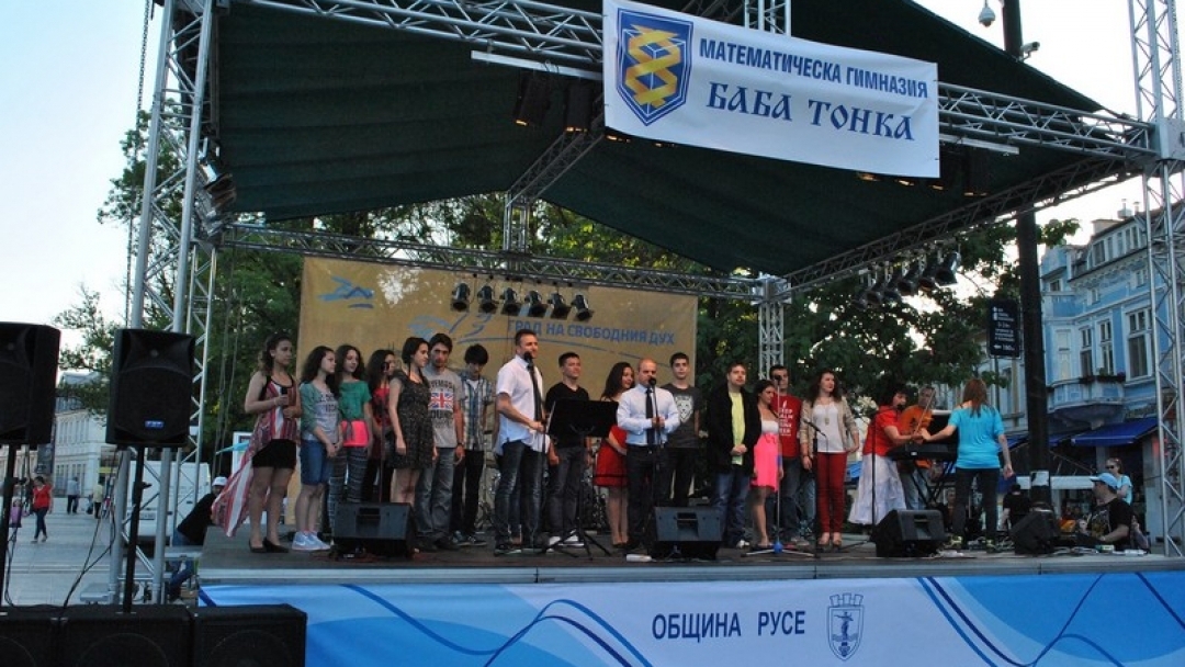 Кметът Пламен Стоилов връчи Награда за иновации на преподавател по информатика