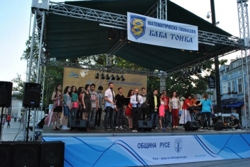 Кметът Пламен Стоилов връчи Награда за иновации на преподавател по информатика