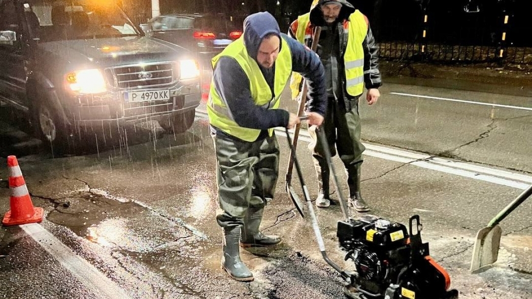 Екипи на общинските предприятия и Пожарната служба продължават дейностите по възстановяване на участъци от инфраструктурата в Русе