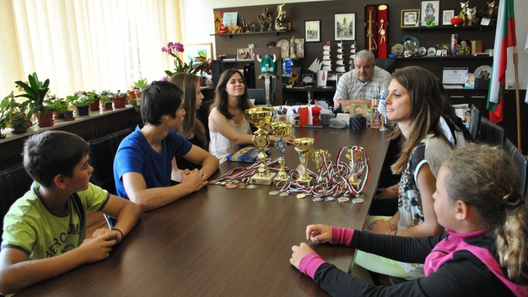 Знаме с герба на Община Русе получи Клуб по фехтовка "Русе"