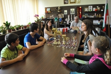 Знаме с герба на Община Русе получи Клуб по фехтовка "Русе"