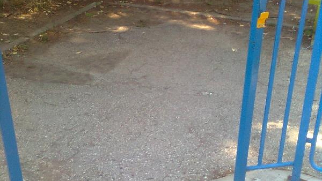 Вандали изкъртиха вратичките на детска площадка