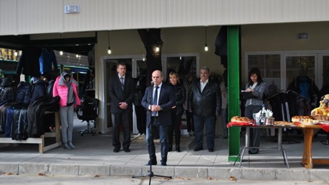 Кметът Пламен Стоилов откри обновената част на Централния общински пазар