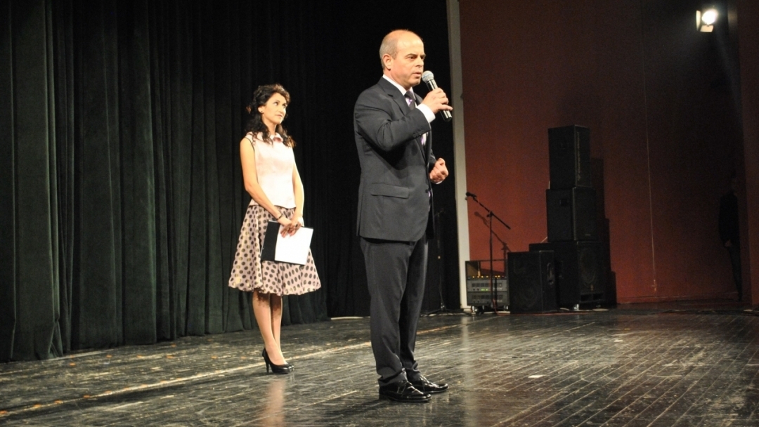 Кметът Пламен Стоилов приветства преподавателите и възпитаниците на Общински детски център за култура и изкуство