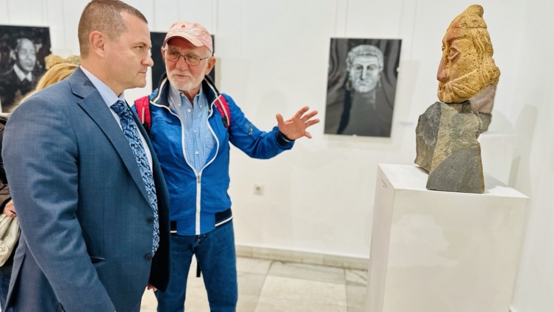 Пенчо Милков: Творбите на Зюхтю Калит са мост между болката и надеждата