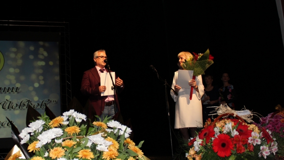 Заместник-кметът инж. Димитър Наков поздрави ръководството и учениците на СУ "Йордан Йовков" за 60-тата годишнина на училището