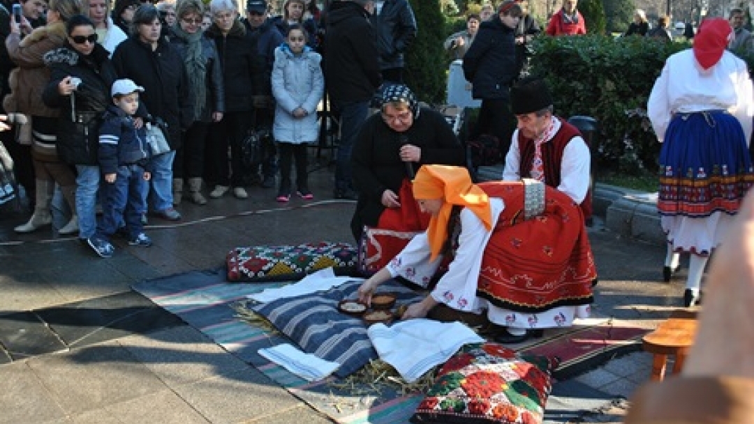 Заместник-кметът Иван Григоров посрещна коледари на градския площад 