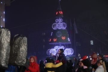 Коледната елха в Русе грейна тържествено с приказния спектакъл "Коледни искри"