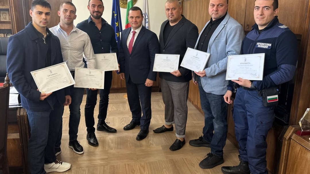 Кметът отличи русенски полицаи за успехите им в национални състезания