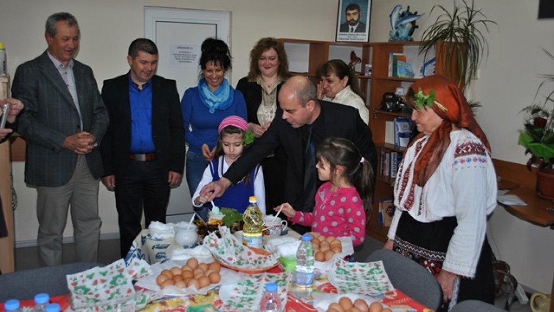 Кметът Памен Стоилов боядиса великденски яйца