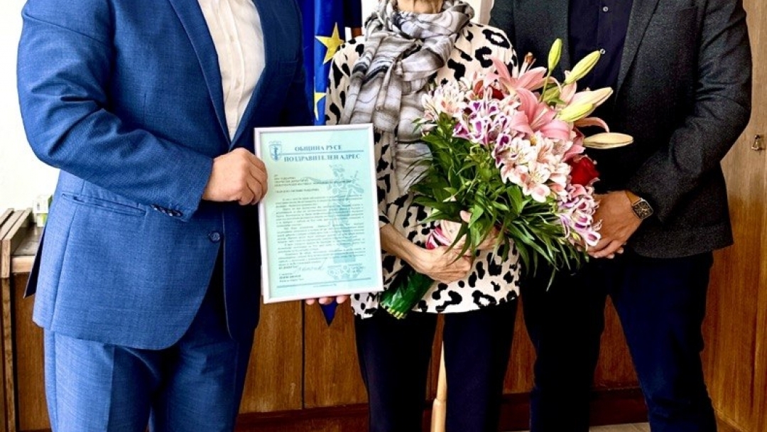 Ива Чавдарова предава ръководството на „Мартенски музикални дни“ на маестро Димитър Косев