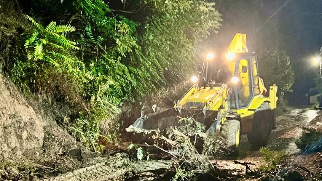 Екипи на общинските предприятия и Пожарната служба продължават дейностите по възстановяване на участъци от инфраструктурата в Русе